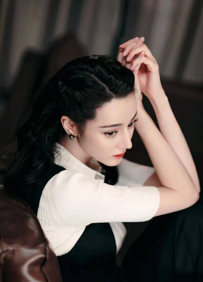 迪丽热巴穿黑白套装美若天仙！雪肤玉貌魅力不可小觑