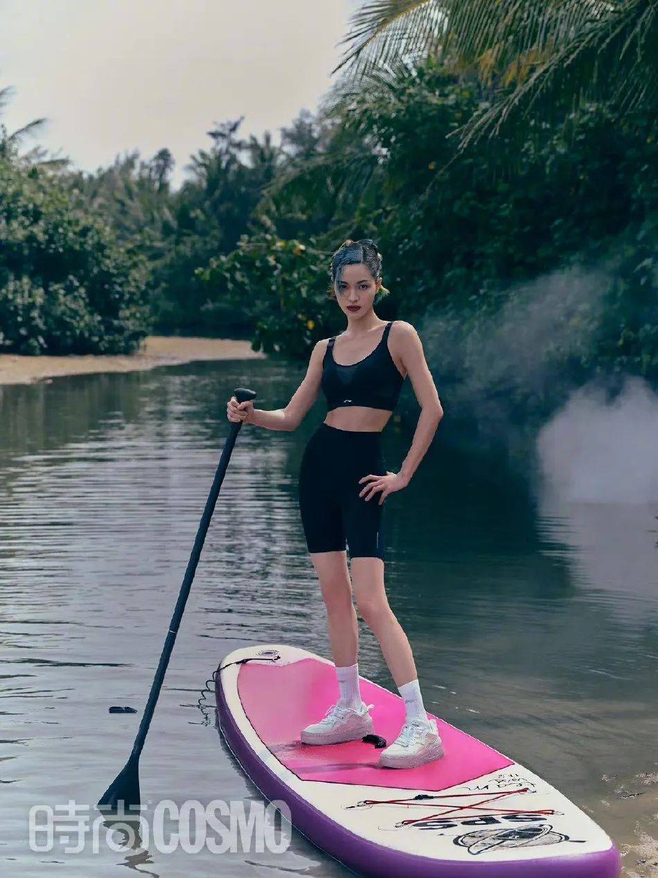 钟楚曦热带雨林写真大秀美腿!完美诠释夏日度假风情