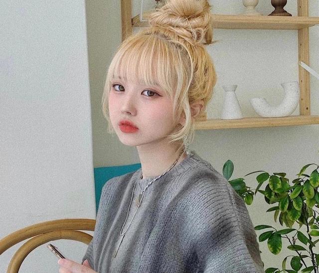 今秋别留黑长直了，试试这“4种”气质发型，减龄还显脸小