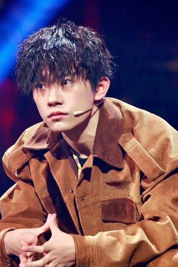 今年流行这3种“发型”：锡纸烫、寸头和长发，雅痞帅气又高级