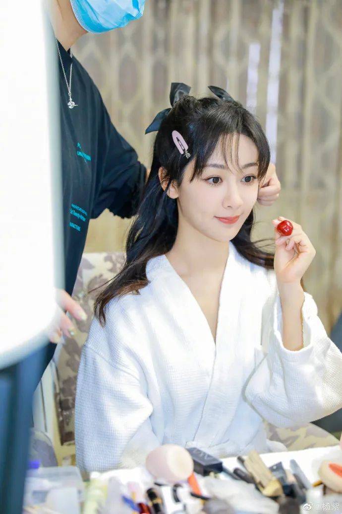 杨紫穿白色浴袍美若天仙！雪肤玉貌靓丽多姿