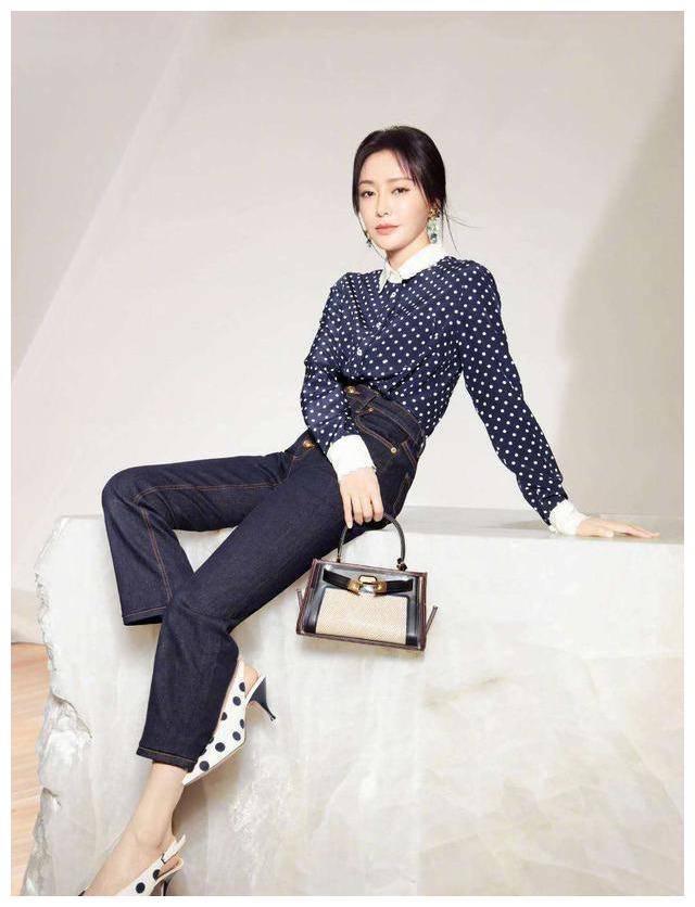 秦岚波点上衣搭配牛仔裤，单靠气质就穿出了女王气场