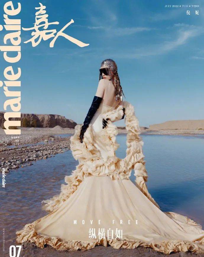 倪妮戈壁写真大秀美背!魔鬼身材太性感美丽