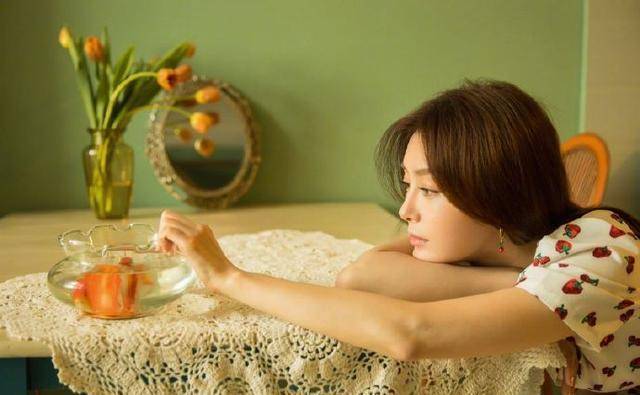 秦岚穿碎花裙甜美似邻家女，六位数时尚费没白花