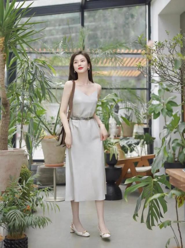 夏天穿衣建议:颜色要淡、版型要宽,适当露肤才清爽气质