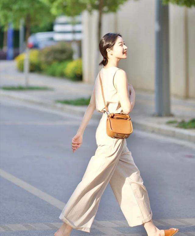 女人会不会穿看这三点！穿对衣服时尚减龄，穿不对身材浪费