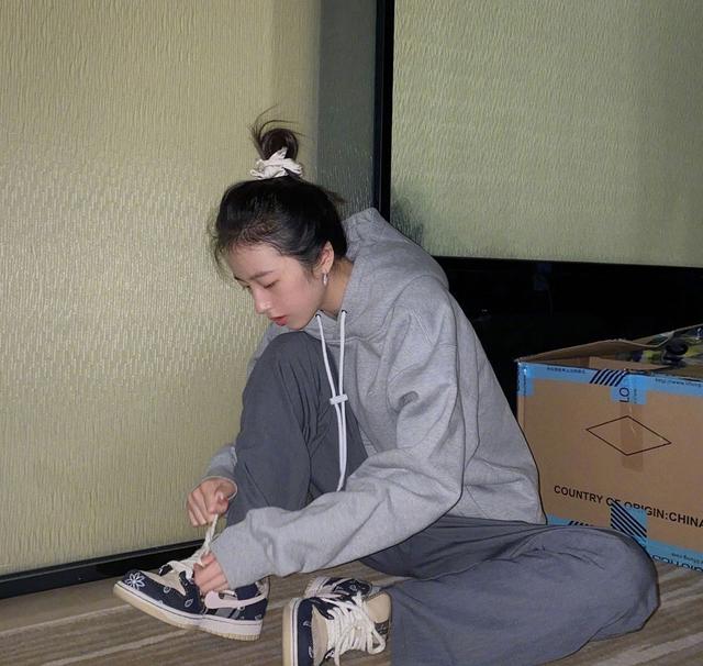 今年流行这3种“发型”:马尾辫、丸子头和油画卷,时髦又俏皮