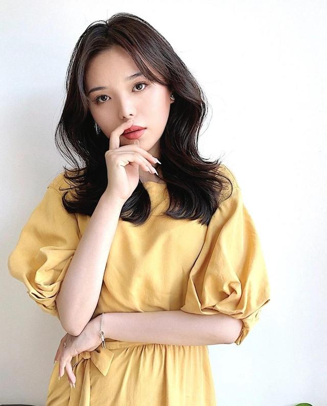 今秋别留黑长直了，试试这“4种”气质发型，减龄还显脸小