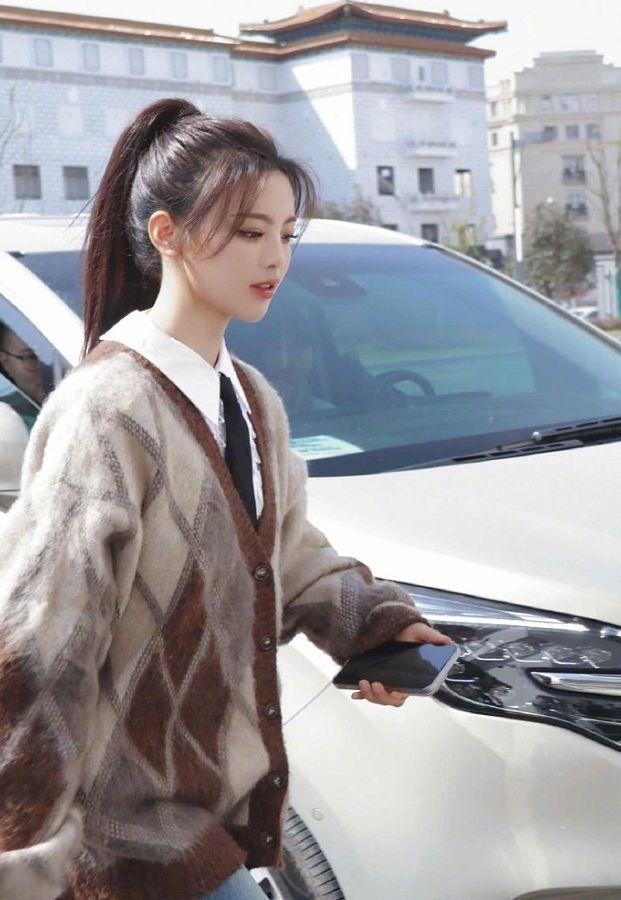 今年流行这3种“发型”:马尾辫、丸子头和油画卷,时髦又俏皮