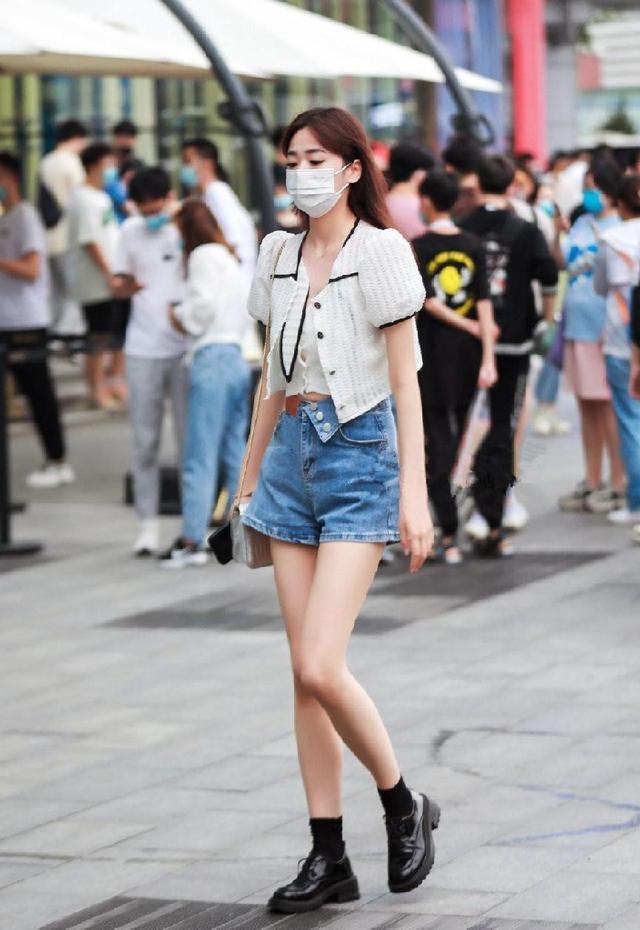 西安街拍：穿彩色短裤的女孩子各个都美得张扬自信