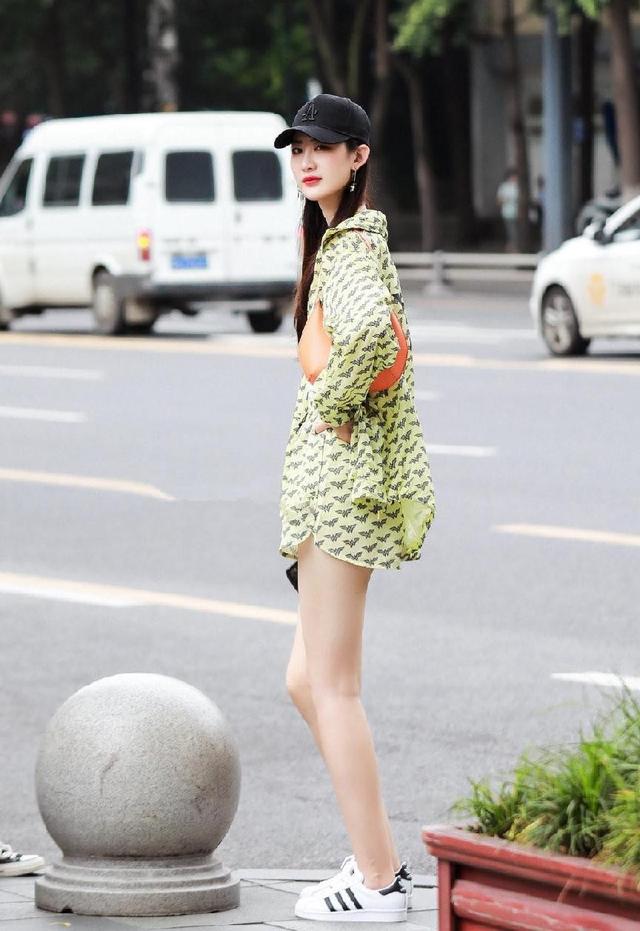 西安街拍：穿彩色短裤的女孩子各个都美得张扬自信