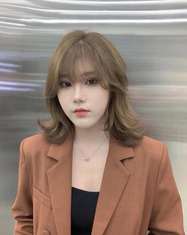 今秋别留黑长直了，试试这“4种”气质发型，减龄还显脸小