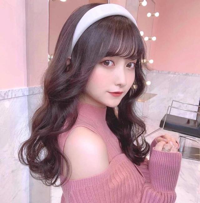 今秋别留黑长直了，试试这“4种”气质发型，减龄还显脸小