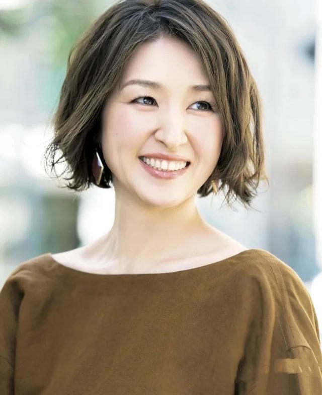 人到中年选对发型很关键，几款好看又减龄的发型太优雅了