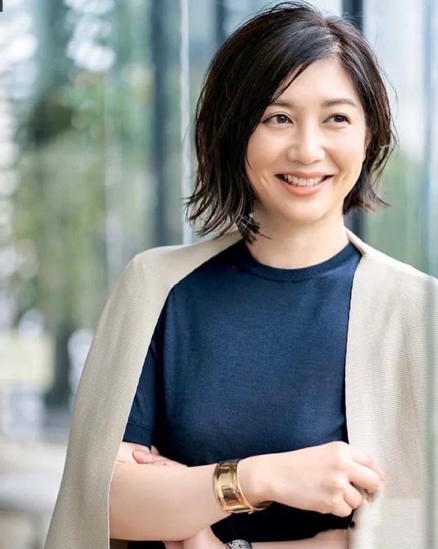 人到中年选对发型很关键，几款好看又减龄的发型太优雅了