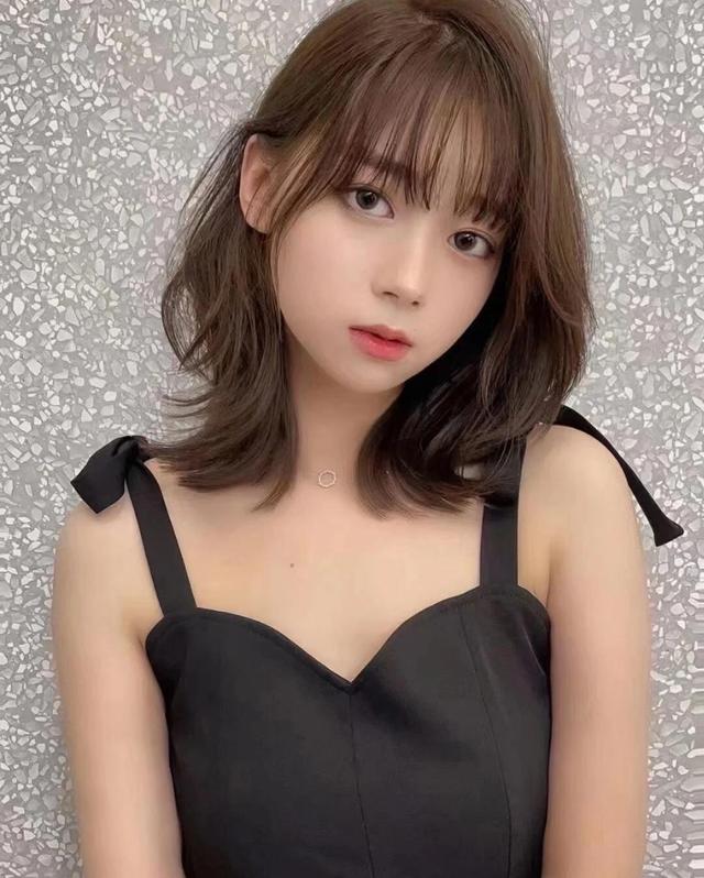 今秋别留黑长直了，试试这“4种”气质发型，减龄还显脸小