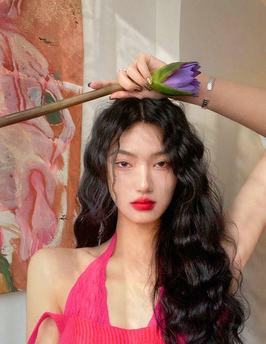 今年流行这3种“发型”:马尾辫、丸子头和油画卷,时髦又俏皮