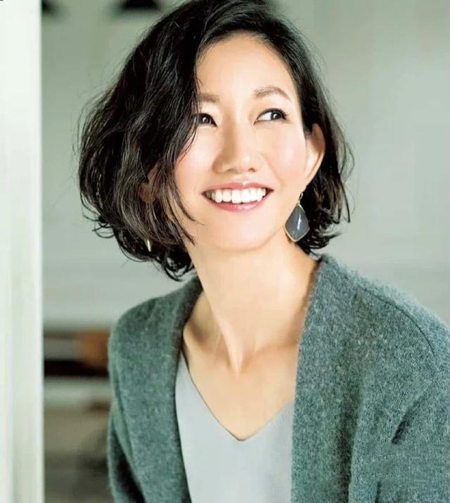 人到中年选对发型很关键，几款好看又减龄的发型太优雅了