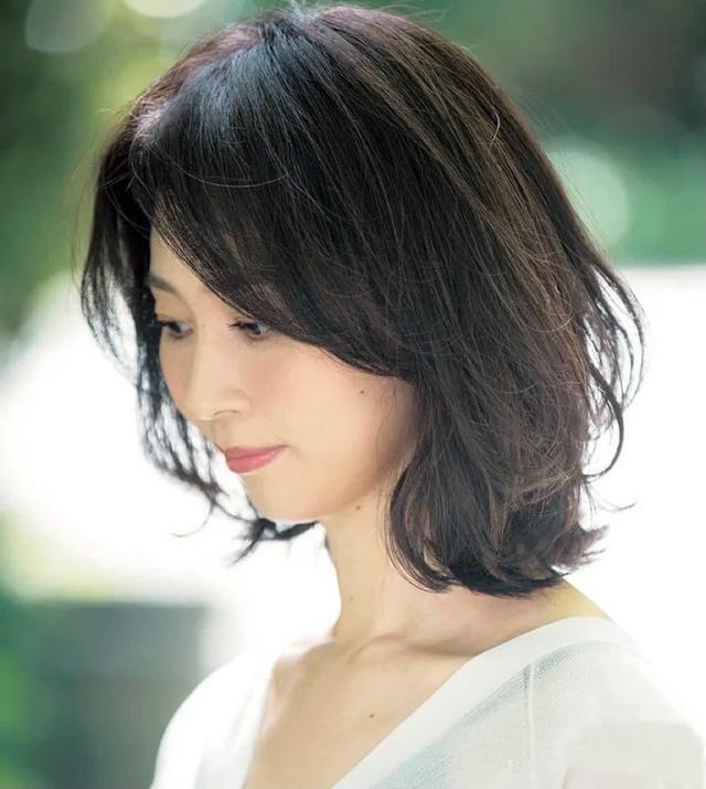 人到中年选对发型很关键，几款好看又减龄的发型太优雅了