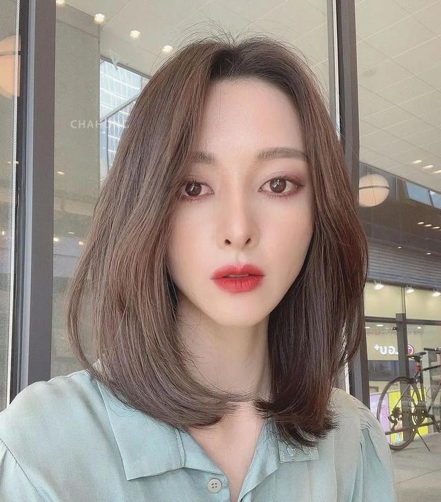 只剪不烫又好看的中长发有哪些?简约时尚的锁骨发好打理还显脸小