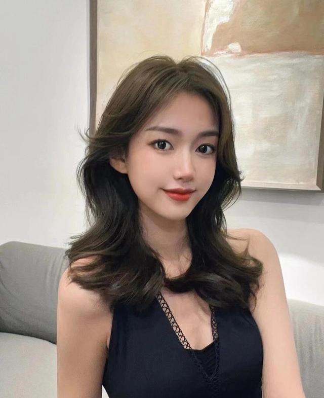 今秋别留黑长直了，试试这“4种”气质发型，减龄还显脸小