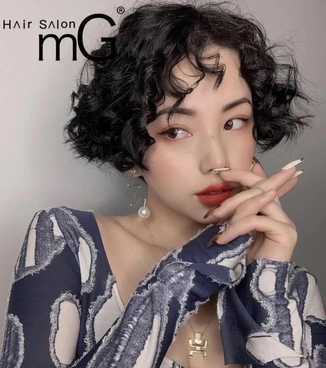 今秋别留黑长直了，试试这“4种”气质发型，减龄还显脸小