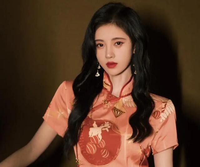 30岁的女生建议试试这3款长发，修饰脸型又有气质，女明星都爱