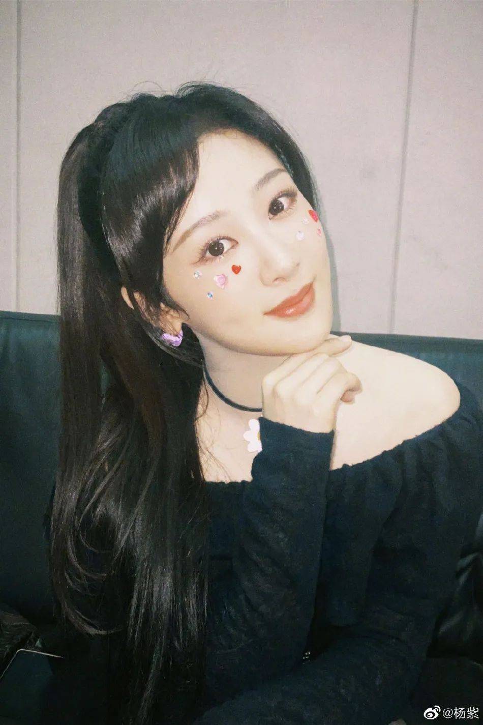 杨紫晒一字肩高马尾大秀香肩!雪肤娇嫩美得让人心动