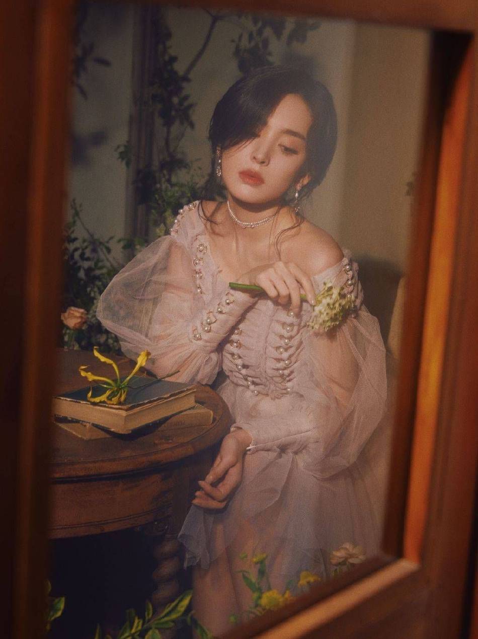 古力娜扎穿抹胸粉裙!一颦一笑宛如油画中的少女