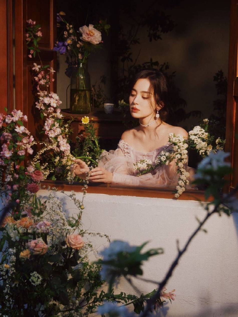 古力娜扎穿抹胸粉裙!一颦一笑宛如油画中的少女