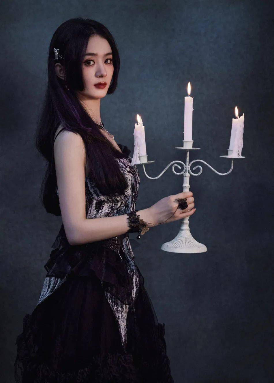 赵丽颖穿蕾丝露肩裙如暗黑魔女！魅力不可小觑