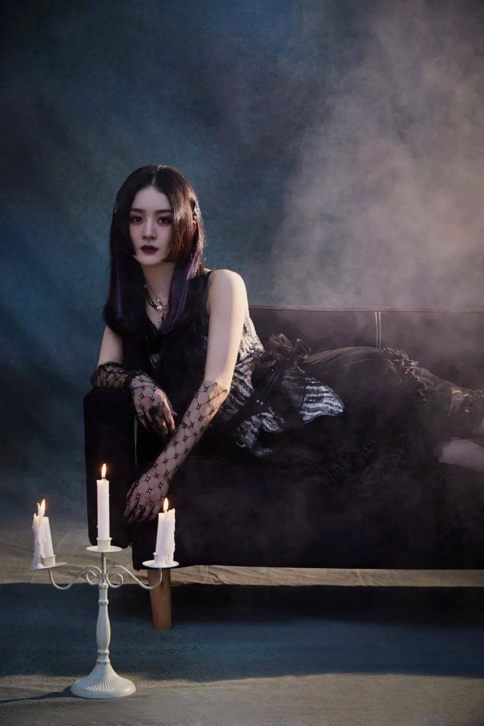 赵丽颖穿蕾丝露肩裙如暗黑魔女！魅力不可小觑