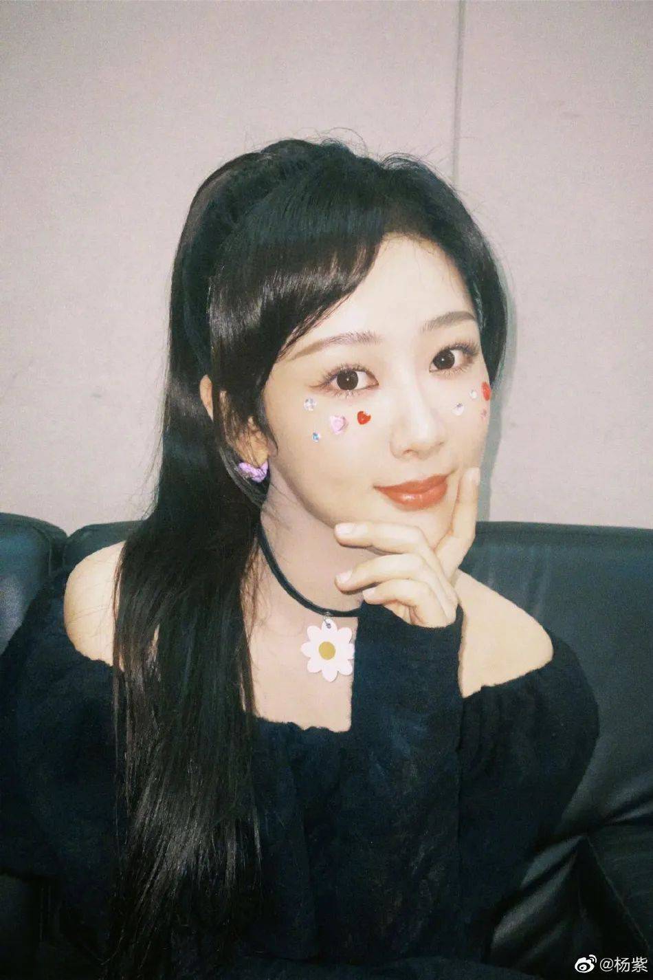 杨紫晒一字肩高马尾大秀香肩!雪肤娇嫩美得让人心动