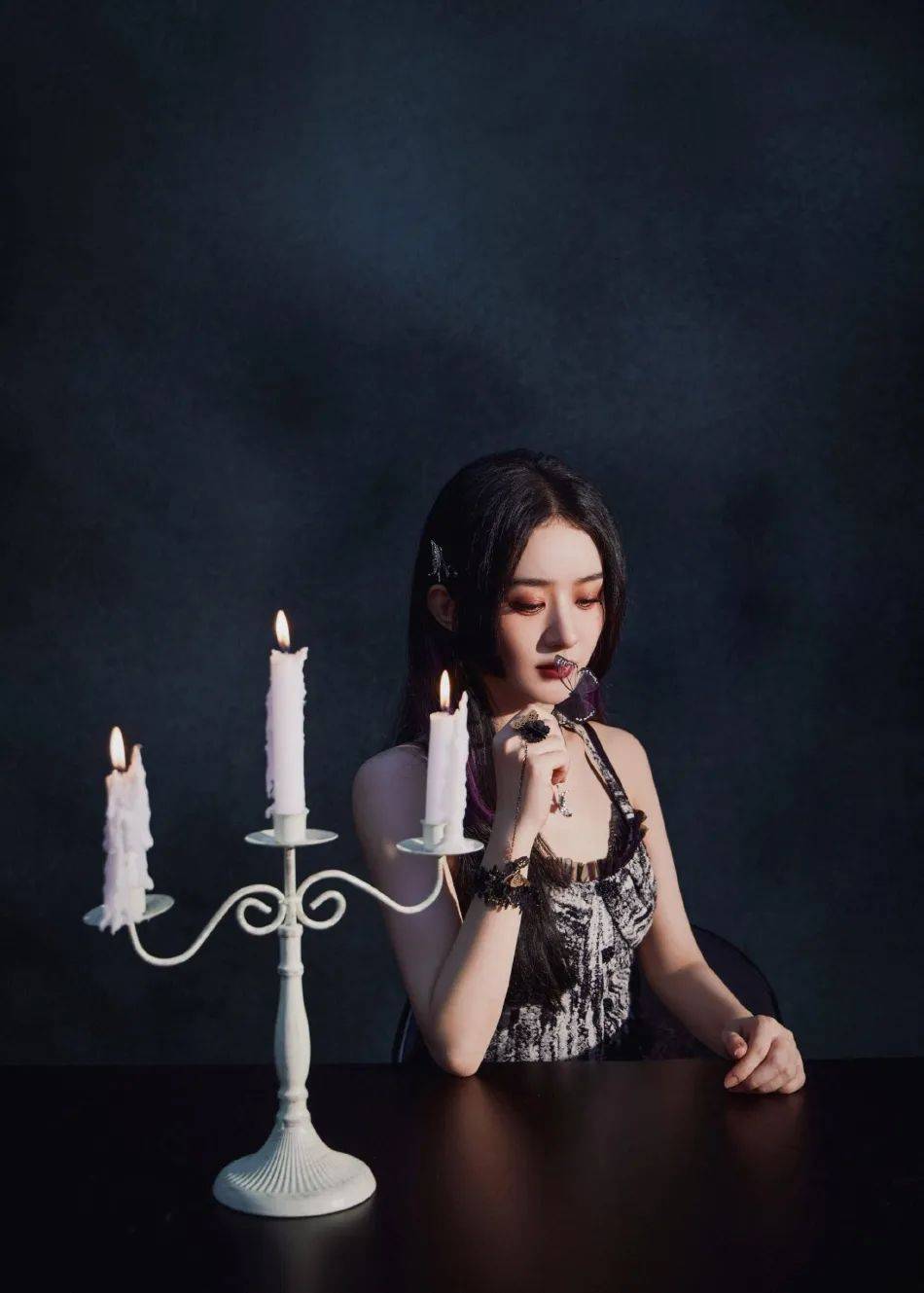 赵丽颖穿蕾丝露肩裙如暗黑魔女！魅力不可小觑