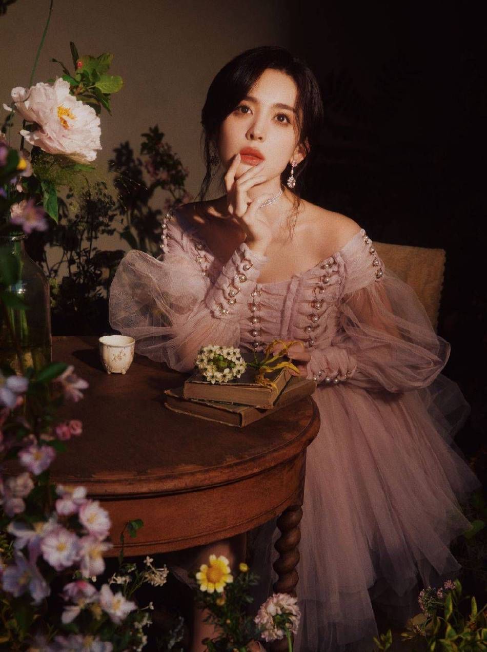 古力娜扎穿抹胸粉裙!一颦一笑宛如油画中的少女