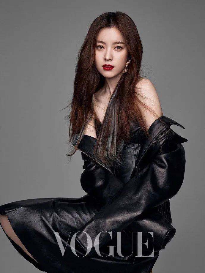 韩国女星韩孝周杂志写真大秀香肩!雪肤玉貌性感撩人