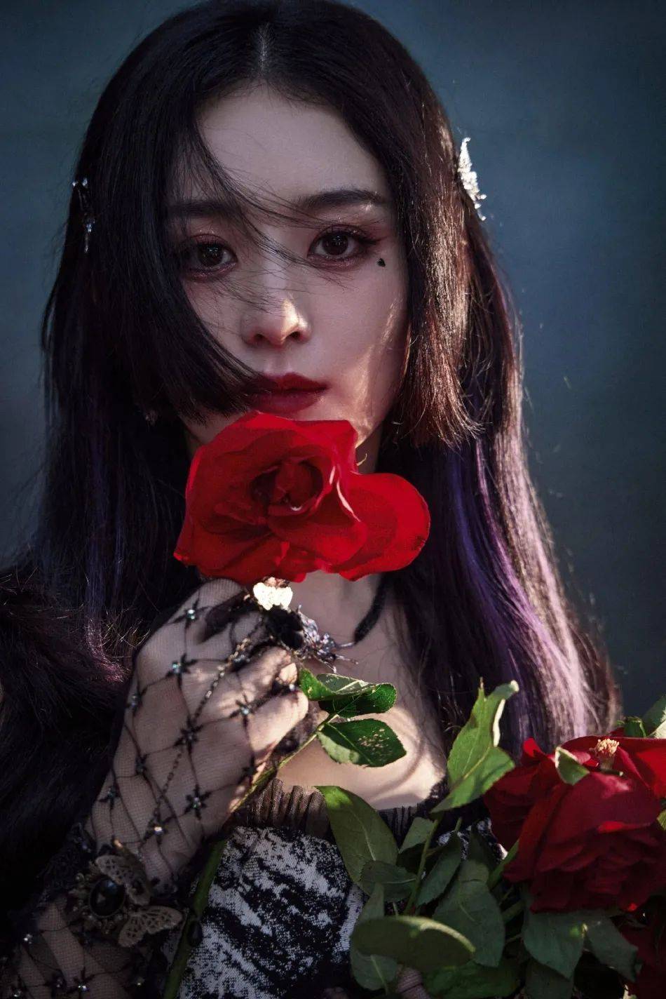 赵丽颖穿蕾丝露肩裙如暗黑魔女！魅力不可小觑