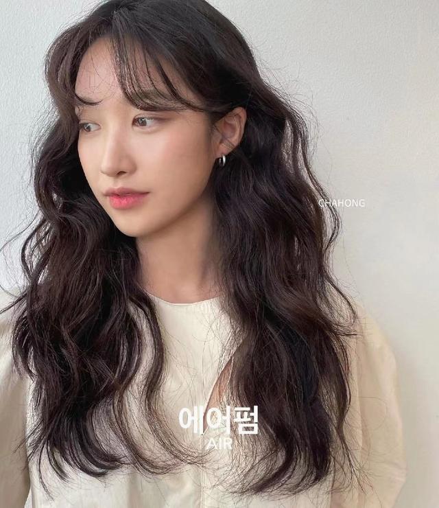 女生怎样烫发不显老？10款只烫型不烫卷的发型，时尚减龄又显气质