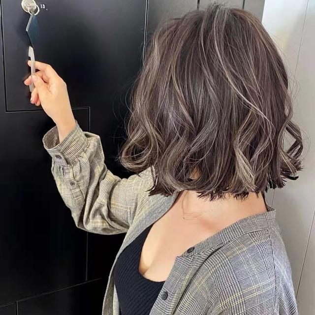 女生怎样烫发不显老？10款只烫型不烫卷的发型，时尚减龄又显气质