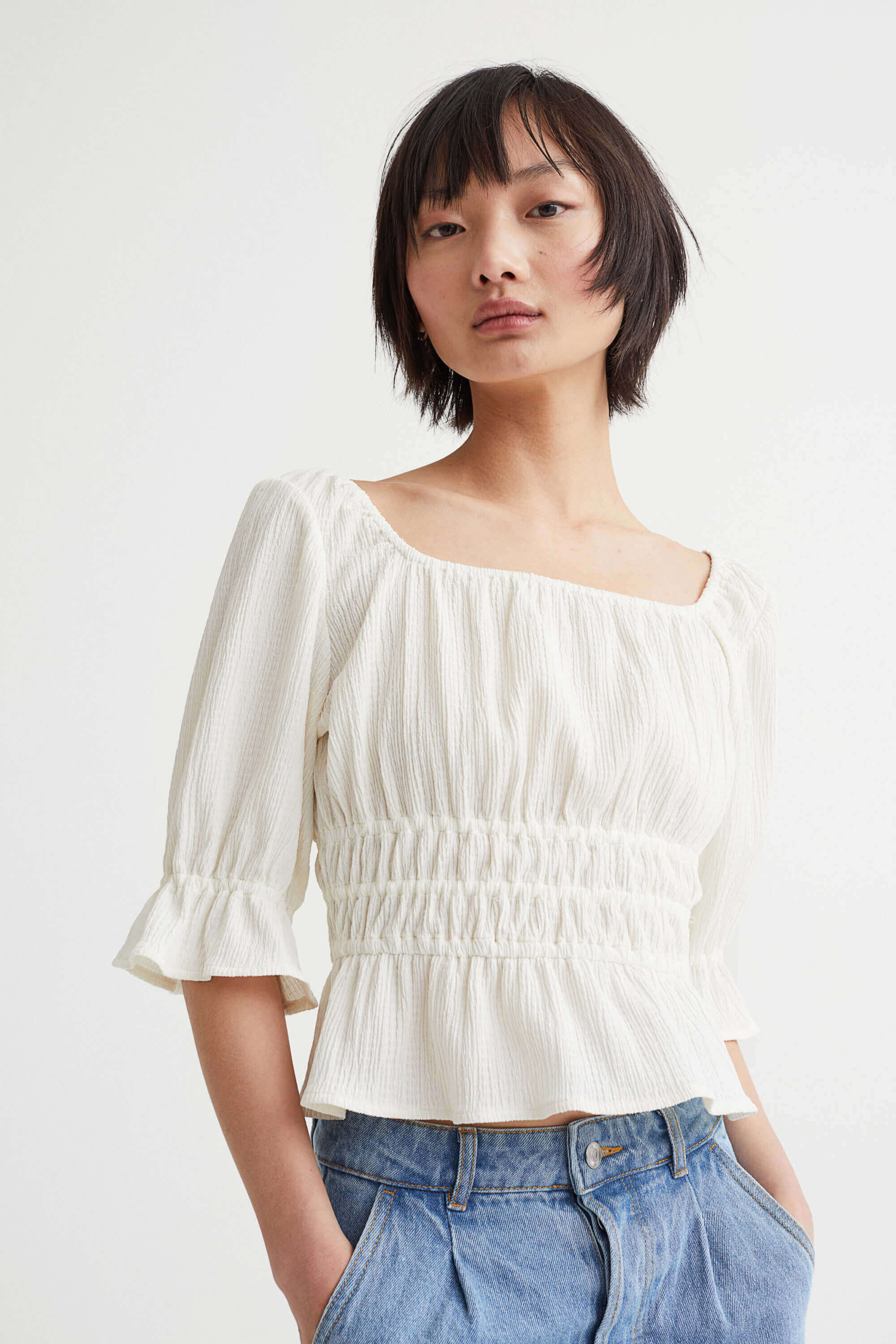 以蓝白色调与印花徜徉于蔚蓝海岸:H&M全新夏日度假系列