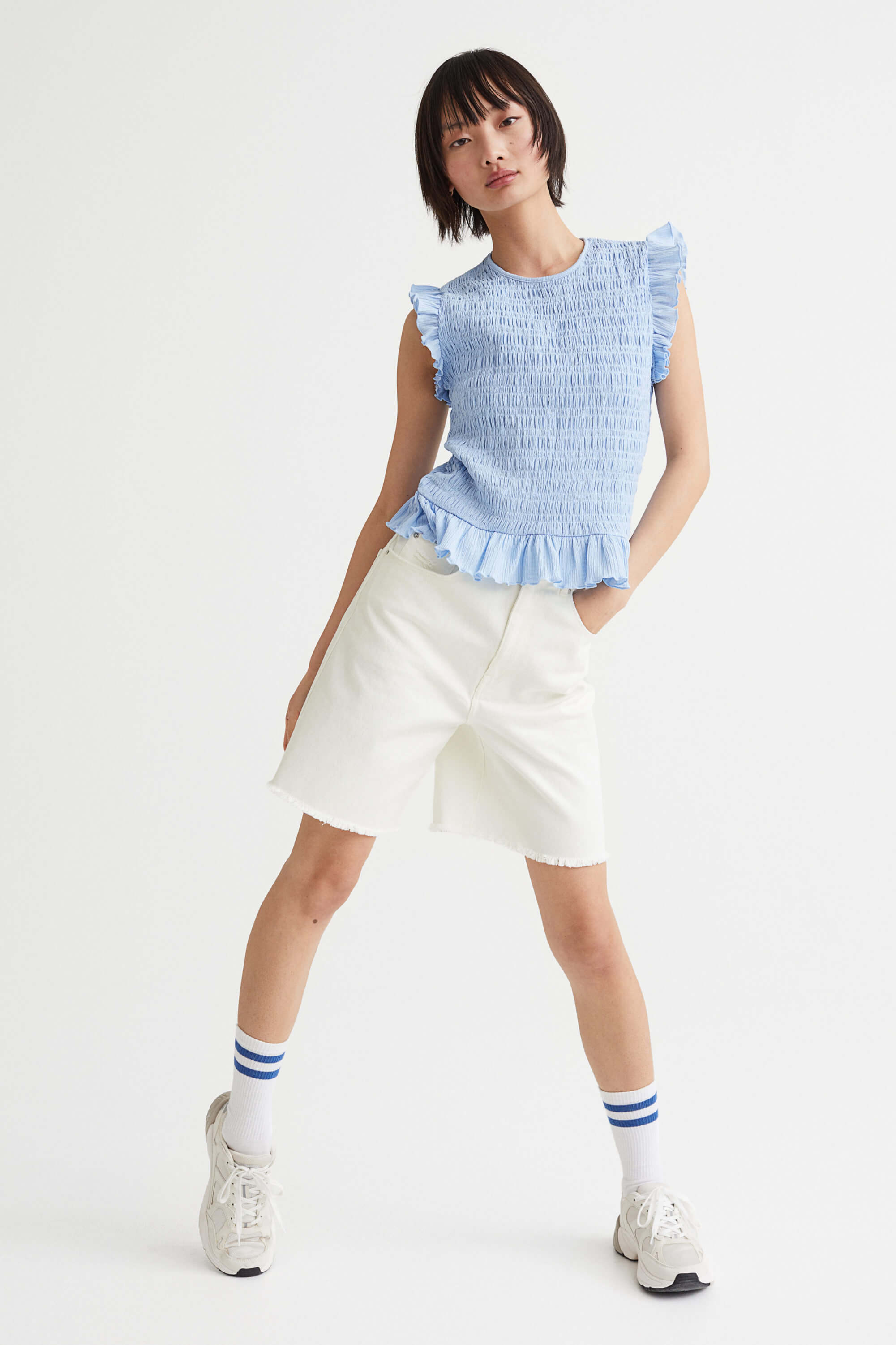 以蓝白色调与印花徜徉于蔚蓝海岸:H&M全新夏日度假系列