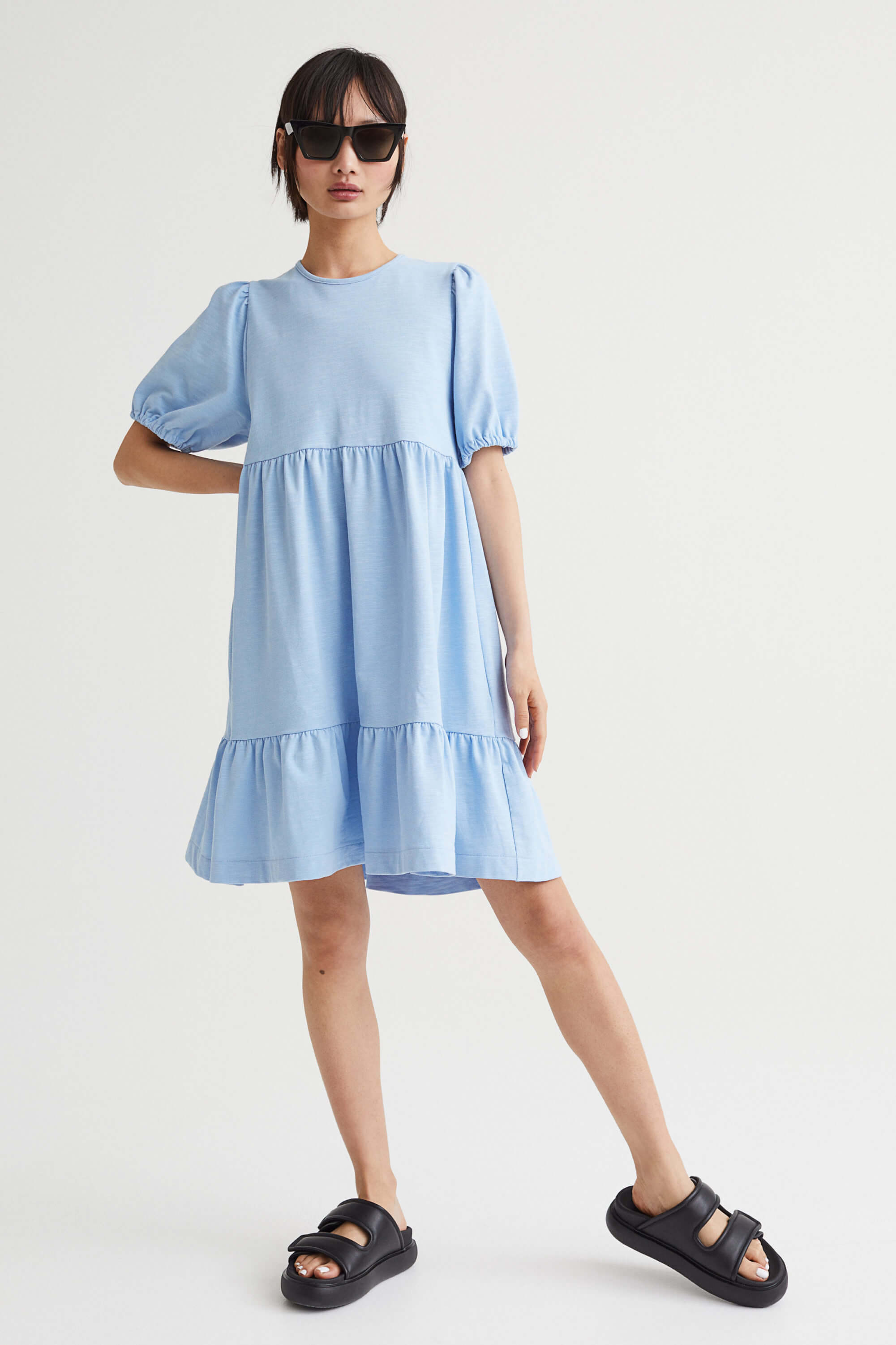 以蓝白色调与印花徜徉于蔚蓝海岸:H&M全新夏日度假系列