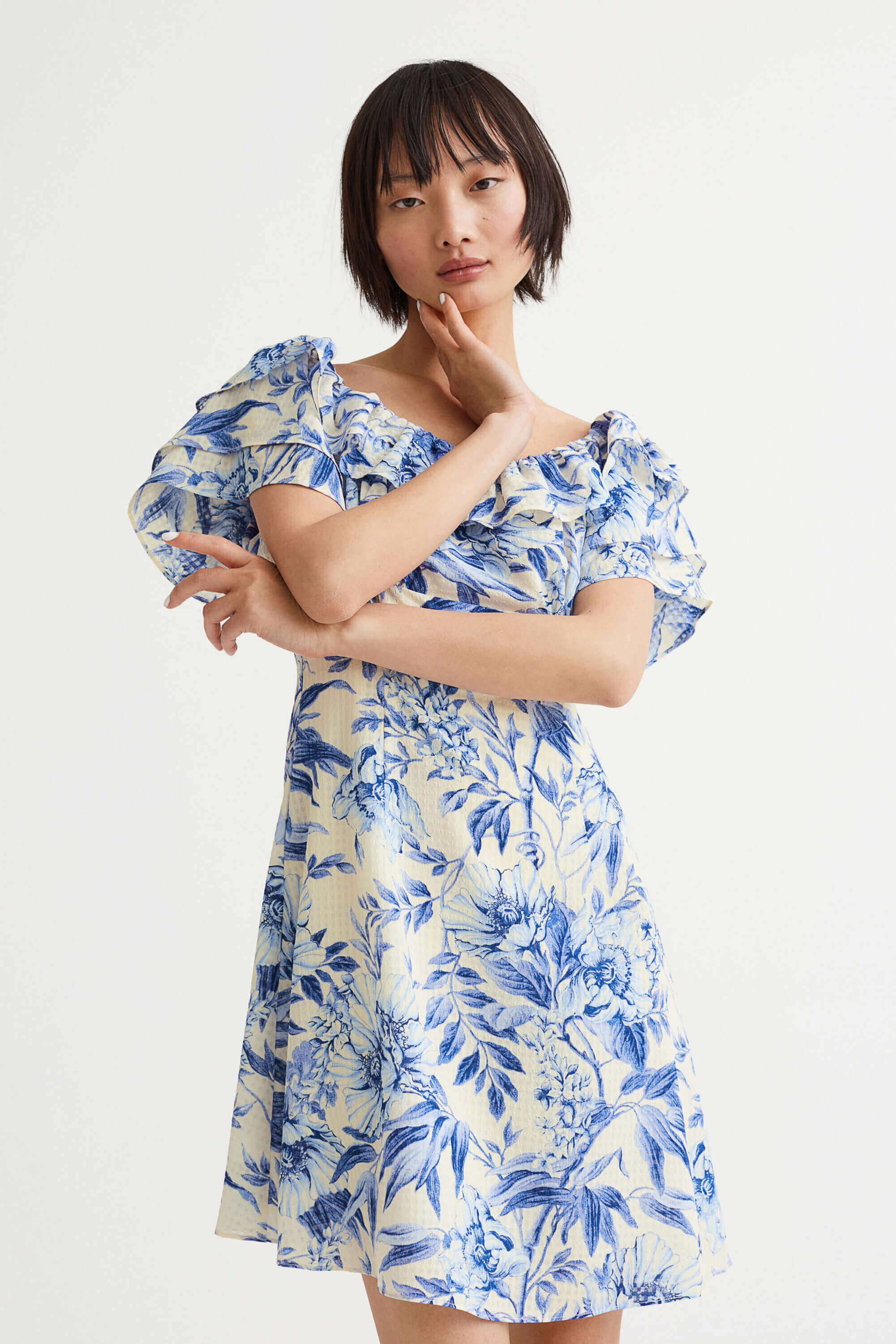 以蓝白色调与印花徜徉于蔚蓝海岸:H&M全新夏日度假系列