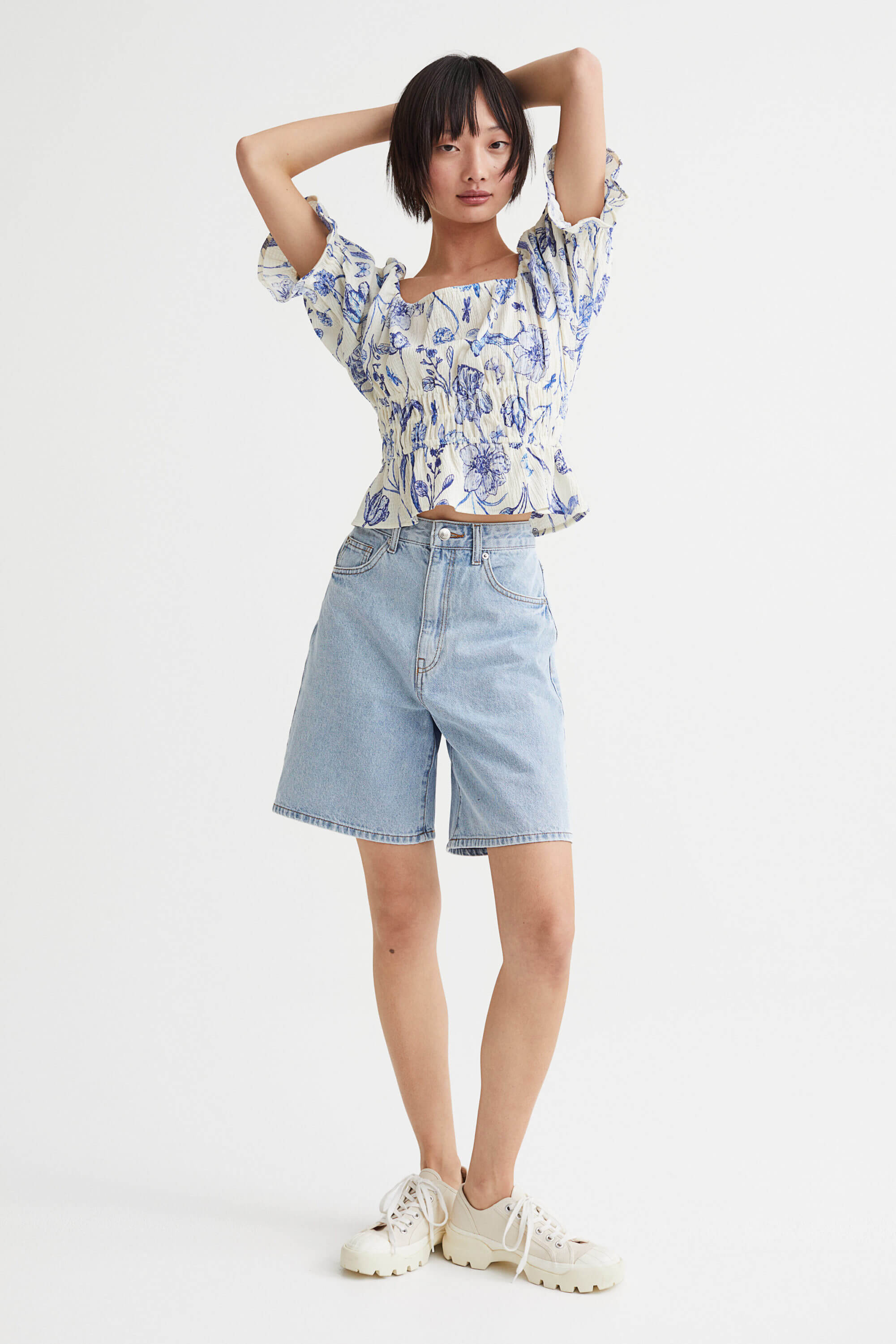 以蓝白色调与印花徜徉于蔚蓝海岸:H&M全新夏日度假系列