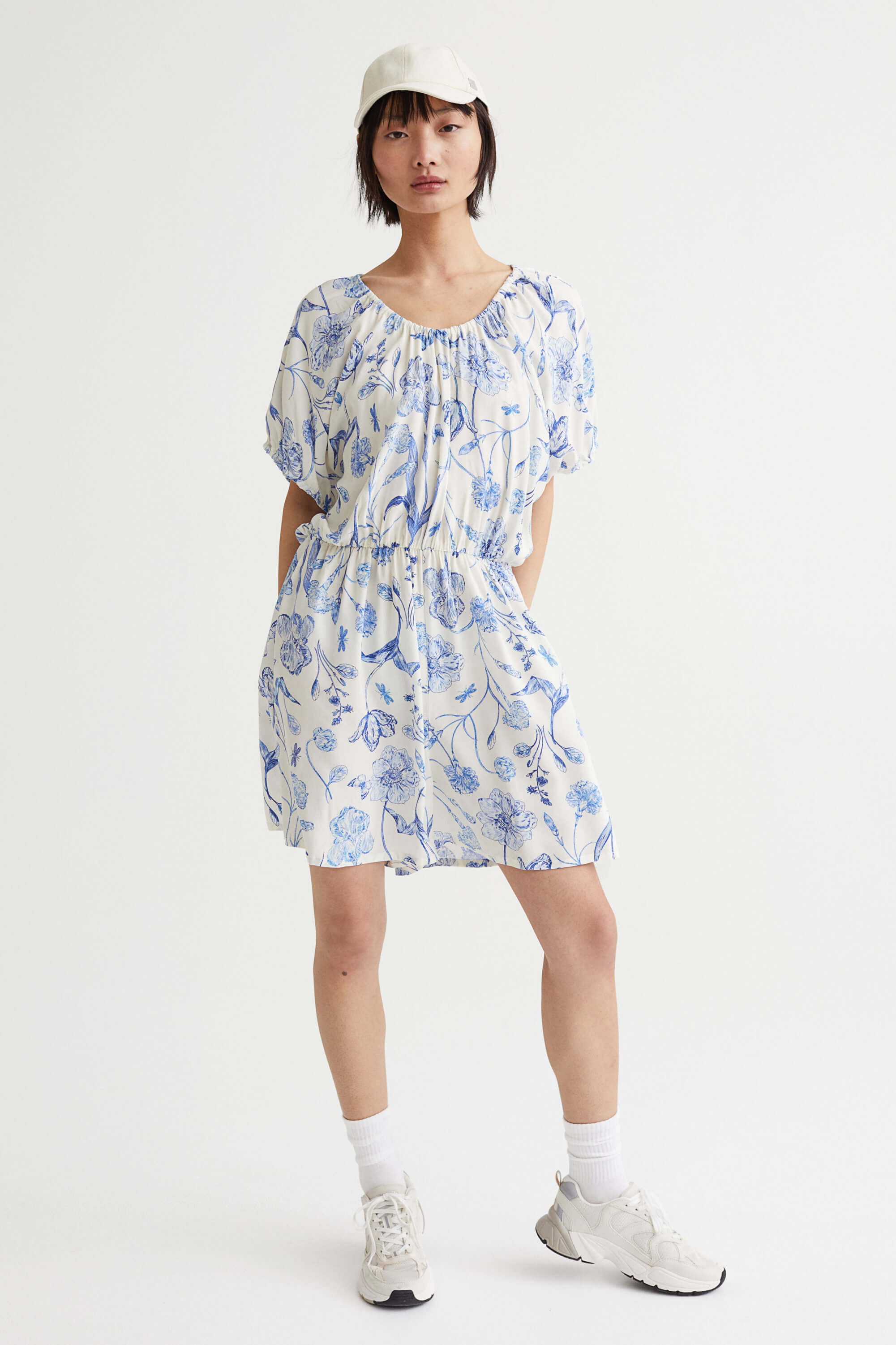 以蓝白色调与印花徜徉于蔚蓝海岸:H&M全新夏日度假系列