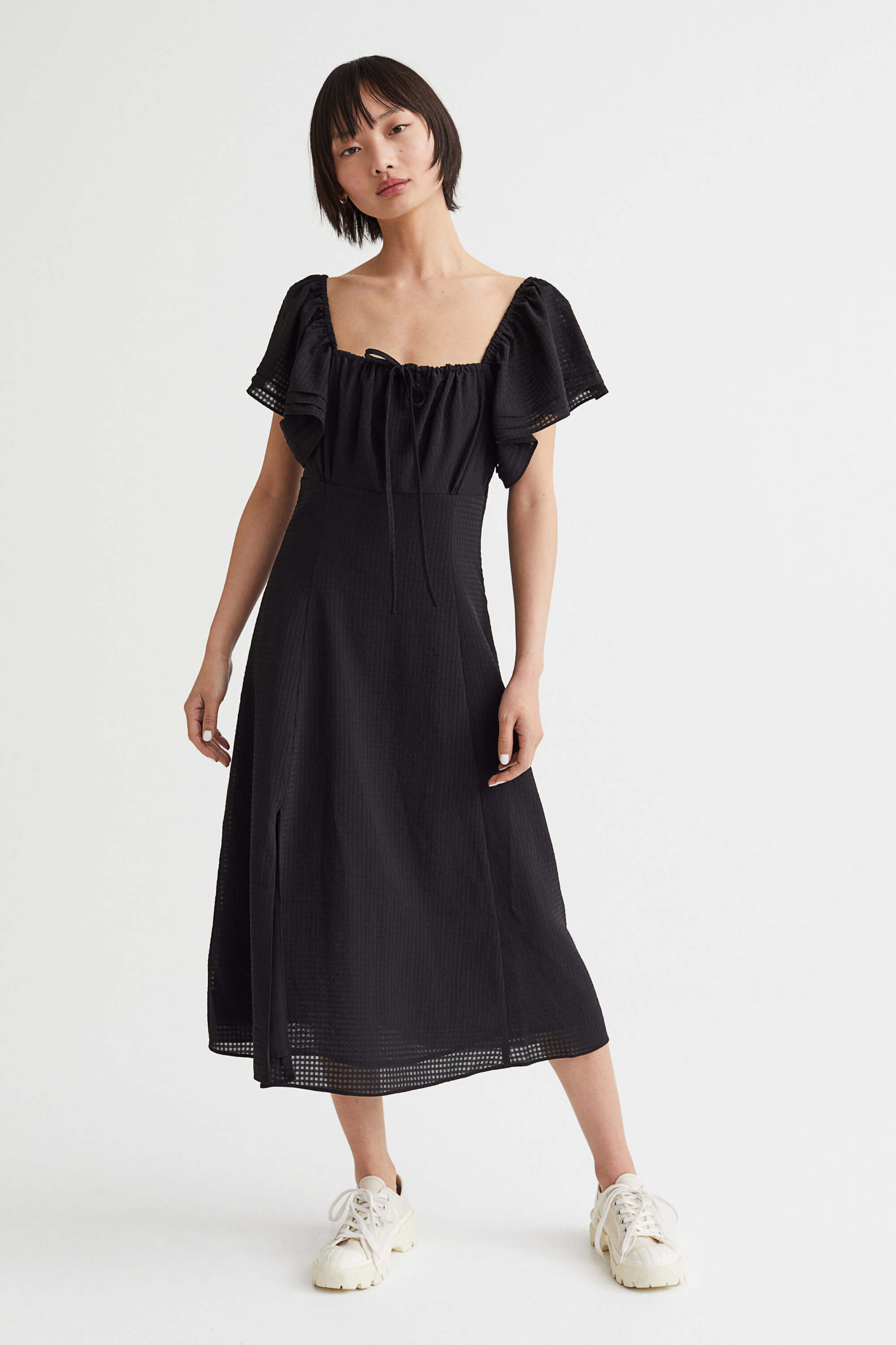 以蓝白色调与印花徜徉于蔚蓝海岸:H&M全新夏日度假系列