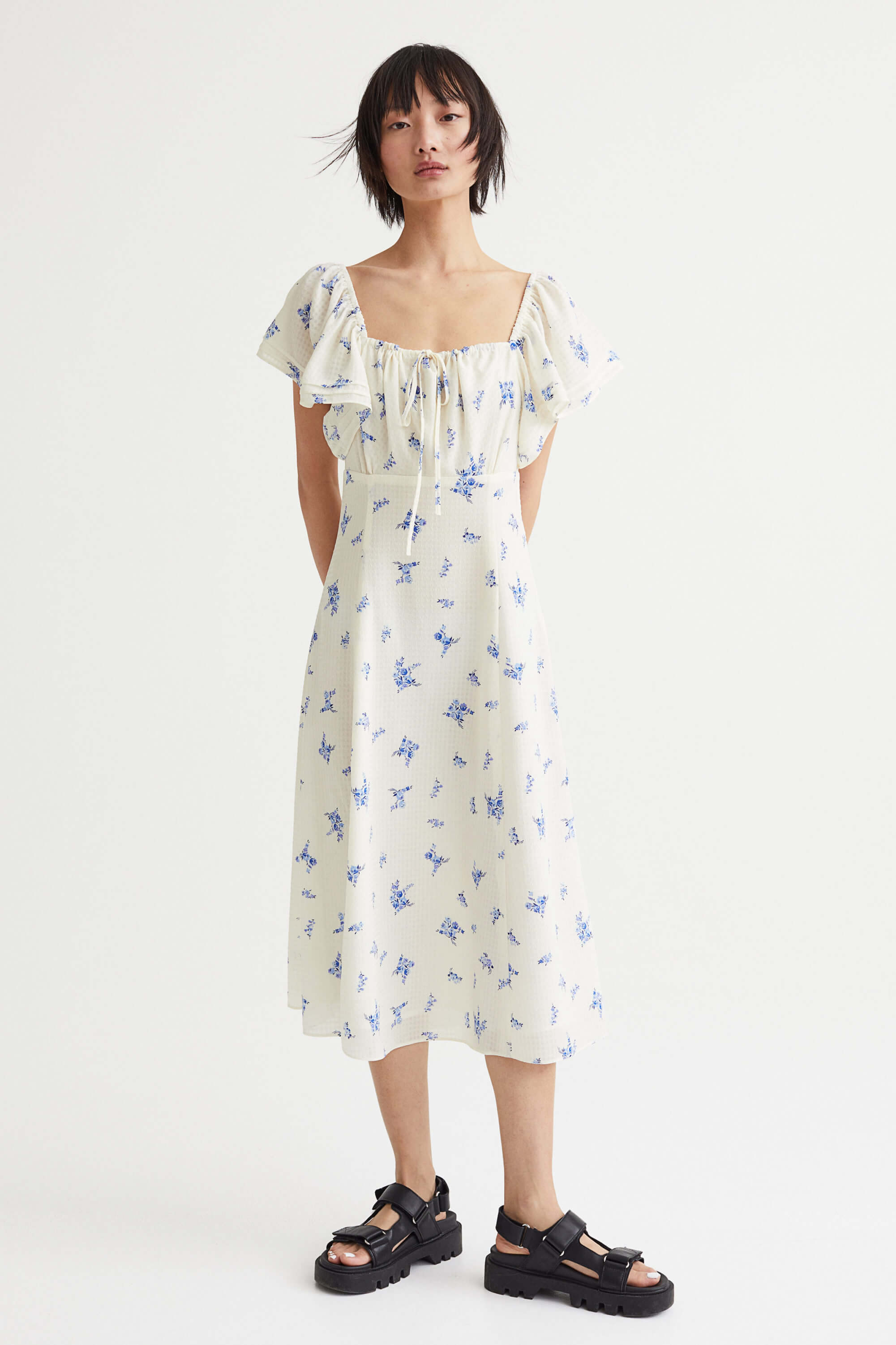 以蓝白色调与印花徜徉于蔚蓝海岸:H&M全新夏日度假系列