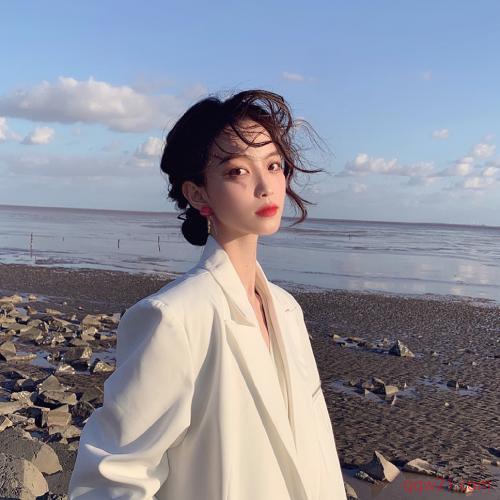 女同桌让我伸进她的裤子里 照做以后差点被老师发现