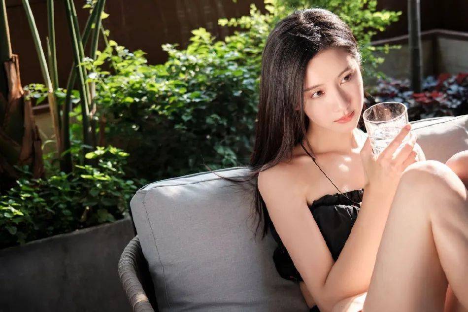 陈都灵穿黑色抹胸裙大秀香肩,微微一笑很倾城!