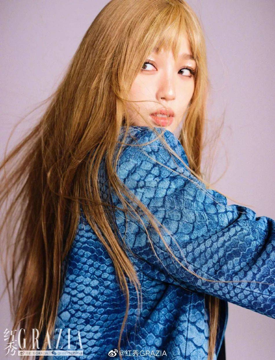 虞书欣身穿运动套装秀曼妙身材,金发造型吸睛十足!